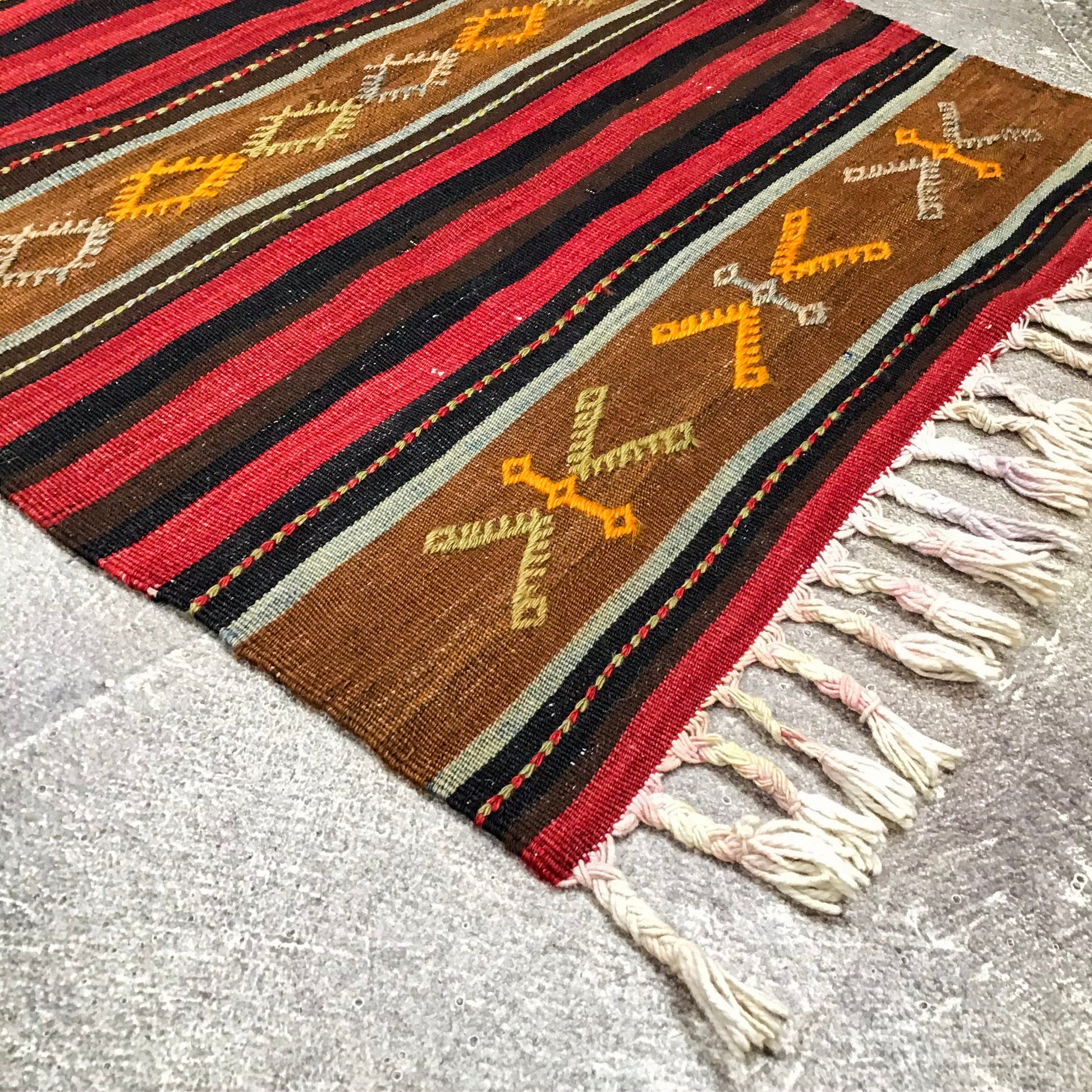 Handcrafted Safran Kilim, 2.4 x 4.3